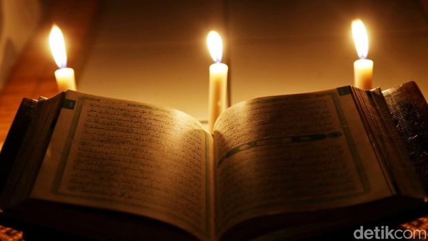 Memasuki 10 hari terakhir bulan suci ramadan, banyak orang berlomba-lomba mengejar pahala. Salah satunya kala ia menyambut Nuzulul Quran. Inilah potretnya. Nuzulul Quran adalah peristiwa turunnya Al-Quran dalam menyempurnakan ajaran Islam sebagai petunjuk umat manusia. Momen ini diperingati saat memasuki hari ke -17 Bulan Suci Ramadan.