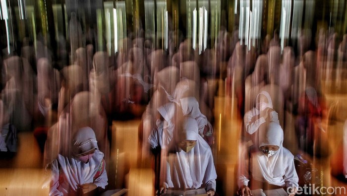 Memasuki 10 hari terakhir bulan suci ramadan, banyak orang berlomba-lomba mengejar pahala. Salah satunya kala ia menyambut Nuzulul Quran. Inilah potretnya. 

Nuzulul Quran adalah peristiwa turunnya Al-Quran dalam menyempurnakan ajaran Islam sebagai petunjuk umat manusia. Momen ini diperingati saat memasuki hari ke -17 Bulan Suci Ramadan.