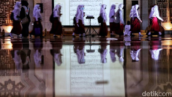 Memasuki 10 hari terakhir bulan suci ramadan, banyak orang berlomba-lomba mengejar pahala. Salah satunya kala ia menyambut Nuzulul Quran. Inilah potretnya. 

Nuzulul Quran adalah peristiwa turunnya Al-Quran dalam menyempurnakan ajaran Islam sebagai petunjuk umat manusia. Momen ini diperingati saat memasuki hari ke -17 Bulan Suci Ramadan.