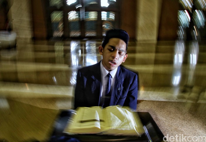 Memasuki 10 hari terakhir bulan suci ramadan, banyak orang berlomba-lomba mengejar pahala. Salah satunya kala ia menyambut Nuzulul Quran. Inilah potretnya. 

Nuzulul Quran adalah peristiwa turunnya Al-Quran dalam menyempurnakan ajaran Islam sebagai petunjuk umat manusia. Momen ini diperingati saat memasuki hari ke -17 Bulan Suci Ramadan.