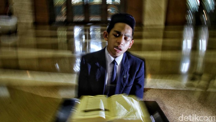 Memasuki 10 hari terakhir bulan suci ramadan, banyak orang berlomba-lomba mengejar pahala. Salah satunya kala ia menyambut Nuzulul Quran. Inilah potretnya. 

Nuzulul Quran adalah peristiwa turunnya Al-Quran dalam menyempurnakan ajaran Islam sebagai petunjuk umat manusia. Momen ini diperingati saat memasuki hari ke -17 Bulan Suci Ramadan.