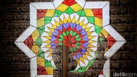 Berdasarkan Al-Quran dan hadist, peristiwa turunnya Kitab Suci umat islam ini terjadi dalam dua tahap yaitu Al-Quran pertama kali diturunkan saat Rasulullah SAW berada di Gua Hira pada tahun 610 M. Saat itu Nabi Muhammad SAW sedang menyepi untuk menenangkan hati di malam Lailatul Qadar. Setelah tahap pertama ini, Al-Quran turun secara bertahap selama kurang lebih 23 tahun. Setiap ayat yang diturunkan oleh Allah SWT menyesuaikan dengan keadaan sosial, keagamaan, kisah-kisah para Nabi terdahulu hingga hikmah, di masa nabi. 