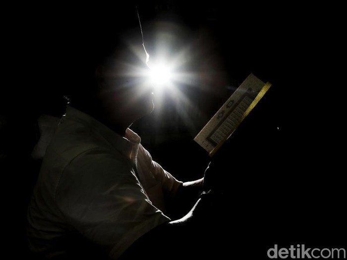 Memasuki 10 hari terakhir bulan suci ramadan, banyak orang berlomba-lomba mengejar pahala. Salah satunya kala ia menyambut Nuzulul Quran. Inilah potretnya. 

Nuzulul Quran adalah peristiwa turunnya Al-Quran dalam menyempurnakan ajaran Islam sebagai petunjuk umat manusia. Momen ini diperingati saat memasuki hari ke -17 Bulan Suci Ramadan.