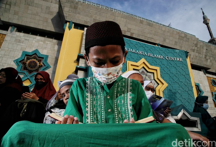 Memasuki 10 hari terakhir bulan suci ramadan, banyak orang berlomba-lomba mengejar pahala. Salah satunya kala ia menyambut Nuzulul Quran. Inilah potretnya. 

Nuzulul Quran adalah peristiwa turunnya Al-Quran dalam menyempurnakan ajaran Islam sebagai petunjuk umat manusia. Momen ini diperingati saat memasuki hari ke -17 Bulan Suci Ramadan.