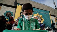 Bahkan menurut Al-Quran dan Hadist, saat memasuki 10 hari terakhir Bulan Suci Ramadan, Allah SWT akan memberikan rahmat dan hidayahnya dan melipat gandakan pahala serta mendengar doa-doa umatnya yang beribadah kepadaNya. 
