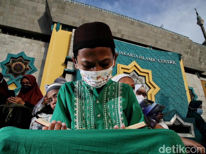 Memasuki 10 hari terakhir bulan suci ramadan, banyak orang berlomba-lomba mengejar pahala. Salah satunya kala ia menyambut Nuzulul Quran. Inilah potretnya. 

Nuzulul Quran adalah peristiwa turunnya Al-Quran dalam menyempurnakan ajaran Islam sebagai petunjuk umat manusia. Momen ini diperingati saat memasuki hari ke -17 Bulan Suci Ramadan.