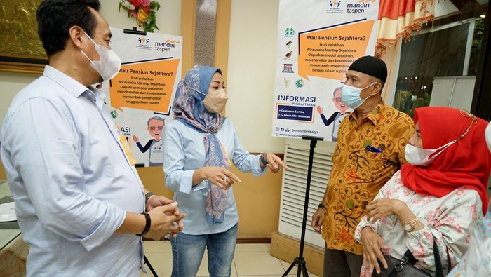 Memberdayakan Pensiunan untuk Hasilkan Cuan Bank Mantap terus berkomitmen melaksanakan program pemberdayaan para nasabah penerima pensiun ASN maupun TNI/Polri lewat program unggulan guna meningkatkan kesejahteraan melalui Warung Mantap Sejahtera (WMS).