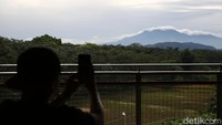 Pengunjung juga bisa mengabadikan gunung yang menjulang dari Rest Area Pendopo KM 456.