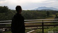Seorang pemudik melepas lelah sambil memandang gunung-gunung yang terdapat di Jawa Tengah tersebut.