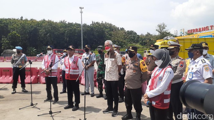 Menko PMK Muhadjir Effendy dan Menhub Budi Karya Sumadi mengecek persiapan arus mudik lebaran 2022 di Jawa Tengah, Sabtu (23/4/2022).