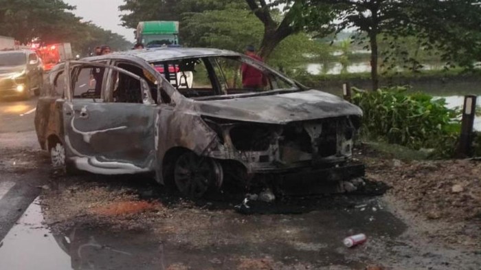 Mobil terbakar di Tuban