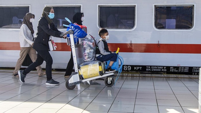 MUDIK AWAL DI STASIUN KERTAPATI PALEMBANG Sejumlah pemudik duduk di dalam gerbong kereta api Serello tujuan Palembang-Lubuklinggau di Stasiun Kertapati Palembang Sumatera Selatan, Sabtu (23/4/2022). PT Kereta Api Indonesia (Persero) Divre III Palembang menyatakan tiket untuk KA ekonomi Rajabasa (Palembang-Lampung) dan KA Serelo (Palembang-Lubuk Linggau) telah habis terjual untuk keberangkatan H-3 hingga H-1 lebaran ANTARA FOTO/Nova Wahyudi/aww.