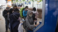 Sejumlah pemudik kereta api mencetak boarding pass secara mandiri di check in counter Stasiun Kertapati Palembang.