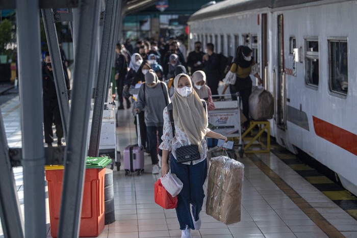 Sejumlah pemudik duduk di dalam gerbong kereta api Serello tujuan Palembang-Lubuklinggau di Stasiun Kertapati Palembang Sumatera Selatan, Sabtu (23/4/2022). PT Kereta Api Indonesia (Persero) Divre III Palembang menyatakan tiket untuk KA ekonomi Rajabasa (Palembang-Lampung) dan KA Serelo (Palembang-Lubuk Linggau) telah habis terjual untuk keberangkatan H-3 hingga H-1 lebaran ANTARA FOTO/Nova Wahyudi/aww.