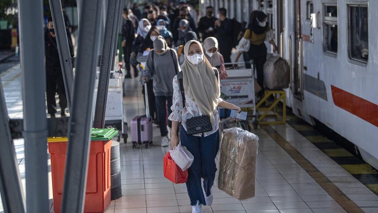 MUDIK AWAL DI STASIUN KERTAPATI PALEMBANG Sejumlah pemudik duduk di dalam gerbong kereta api Serello tujuan Palembang-Lubuklinggau di Stasiun Kertapati Palembang Sumatera Selatan, Sabtu (23/4/2022). PT Kereta Api Indonesia (Persero) Divre III Palembang menyatakan tiket untuk KA ekonomi Rajabasa (Palembang-Lampung) dan KA Serelo (Palembang-Lubuk Linggau) telah habis terjual untuk keberangkatan H-3 hingga H-1 lebaran ANTARA FOTO/Nova Wahyudi/aww.