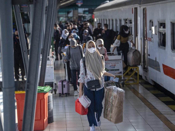 Sejumlah pemudik duduk di dalam gerbong kereta api Serello tujuan Palembang-Lubuklinggau di Stasiun Kertapati Palembang Sumatera Selatan, Sabtu (23/4/2022). PT Kereta Api Indonesia (Persero) Divre III Palembang menyatakan tiket untuk KA ekonomi Rajabasa (Palembang-Lampung) dan KA Serelo (Palembang-Lubuk Linggau) telah habis terjual untuk keberangkatan H-3 hingga H-1 lebaran ANTARA FOTO/Nova Wahyudi/aww.