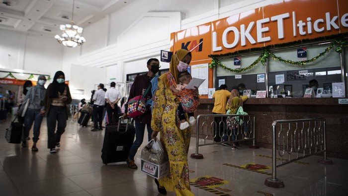 Sejumlah pemudik duduk di dalam gerbong kereta api Serello tujuan Palembang-Lubuklinggau di Stasiun Kertapati Palembang Sumatera Selatan, Sabtu (23/4/2022). PT Kereta Api Indonesia (Persero) Divre III Palembang menyatakan tiket untuk KA ekonomi Rajabasa (Palembang-Lampung) dan KA Serelo (Palembang-Lubuk Linggau) telah habis terjual untuk keberangkatan H-3 hingga H-1 lebaran ANTARA FOTO/Nova Wahyudi/aww.