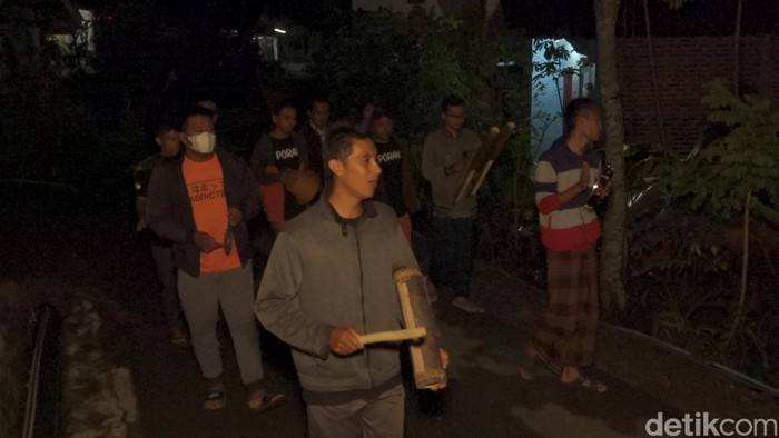 Onclong, tradisi membangunkan orang agar segera makan sahur di Banjarnegara, Sabtu (23/4/2022).