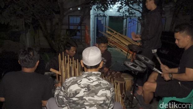 Onclong, tradisi membangunkan orang agar segera makan sahur di Banjarnegara, Sabtu (23/4/2022).