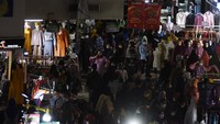 Pedagang sibuk menawarkan jualannya, dan pembeli asyik memilah barang pilihannya. 
