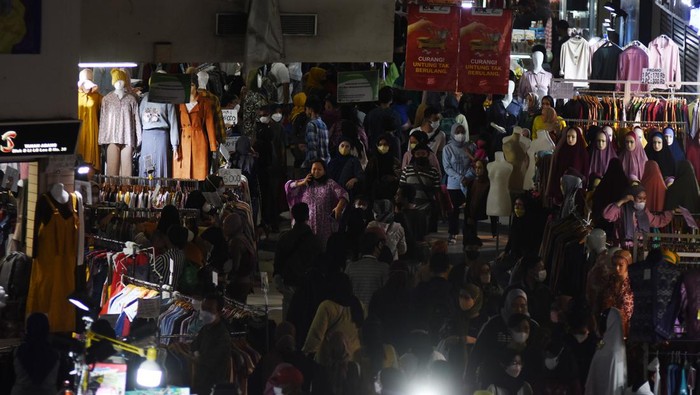 PASAR TANAH ABANG DIPADATI PENGUNJUNG Warga berbelanja di kawasan kaki lima Pasar Tanah Abang, Jakarta, Sabtu (23/4/2022). Satu pekan menjelang Hari Raya Idul Fitri, warga mulai memadati Pasar Tanah Abang untuk berbelanja kebutuhan Lebaran seperti baju muslim, gamis, dan perlengkapan salat. ANTARA FOTO/Indrianto Eko Suwarso/rwa.