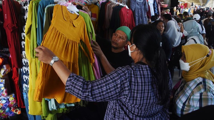 Warga berbelanja di kawasan kaki lima Pasar Tanah Abang, Jakarta, Sabtu (23/4/2022). Satu pekan menjelang Hari Raya Idul Fitri, warga mulai memadati Pasar Tanah Abang untuk berbelanja kebutuhan Lebaran seperti baju muslim, gamis, dan perlengkapan salat. ANTARA FOTO/Indrianto Eko Suwarso/rwa.