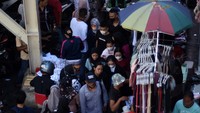 Para pedagang pun cukup diuntungkan dengan kondisi seperti ini. 