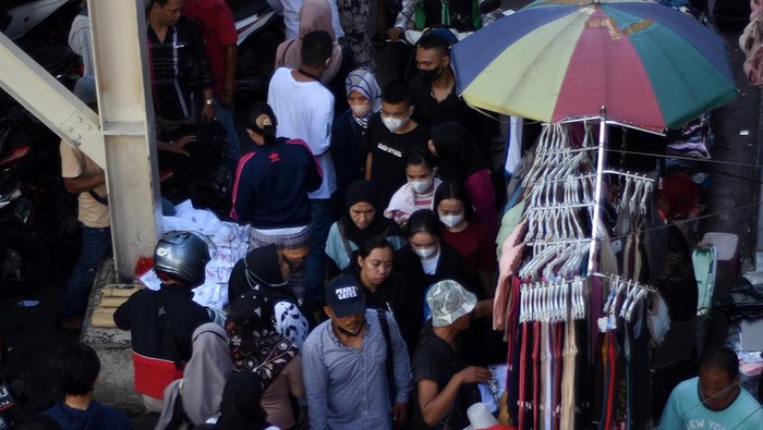 PASAR TANAH ABANG DIPADATI PENGUNJUNG Warga berbelanja di kawasan kaki lima Pasar Tanah Abang, Jakarta, Sabtu (23/4/2022). Satu pekan menjelang Hari Raya Idul Fitri, warga mulai memadati Pasar Tanah Abang untuk berbelanja kebutuhan Lebaran seperti baju muslim, gamis, dan perlengkapan salat. ANTARA FOTO/Indrianto Eko Suwarso/rwa.