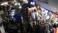 Menjelang Idul Fitri 2022, Pasar Tanah Abang, Jakarta Pusat mulai ramai dikunjungi pembeli, Sabtu (23/4/2022).