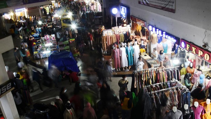 Warga berbelanja di kawasan kaki lima Pasar Tanah Abang, Jakarta, Sabtu (23/4/2022). Satu pekan menjelang Hari Raya Idul Fitri, warga mulai memadati Pasar Tanah Abang untuk berbelanja kebutuhan Lebaran seperti baju muslim, gamis, dan perlengkapan salat. ANTARA FOTO/Indrianto Eko Suwarso/rwa.