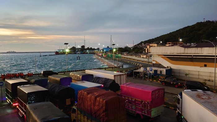 Pelabuhan Merak dipehui truk jelang masa pembatasan, Sabtu (23/4/2022).