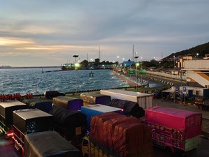 Jelang Masa Pembatasan, Truk Penuhi Pelabuhan Merak