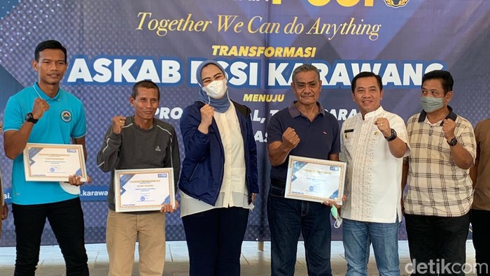Pemberian uang pembinaan secara simbolis diberikan oleh Bupati dan Wakil Bupati Karawang di Rumah Galeri Pemkab