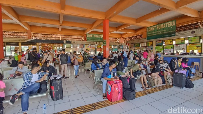 Pemudik padati Terminal Kp Rambutan jelang lebaran (Wildan Noviansah/detikcom)
