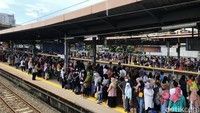 Semua jalur tampak dipadati penumpang commuter line.