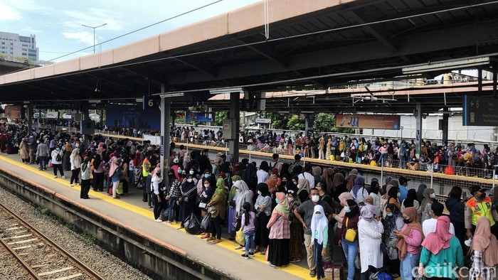Penampakan Ramainya Stasiun Tanah Abang Penumpang kereta memadati Stasiun Tanah Abang, Jakarta, Sabtu (23/4/2022) sore. Padatnya penunpang diduga imbas dari banyaknya pengunjung Pasar Tanah Abang.