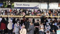 Padatnya penumpang diduga imbas dari banyaknya pengunjung Pasar Tanah Abang.