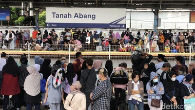 Penampakan Ramainya Stasiun Tanah Abang