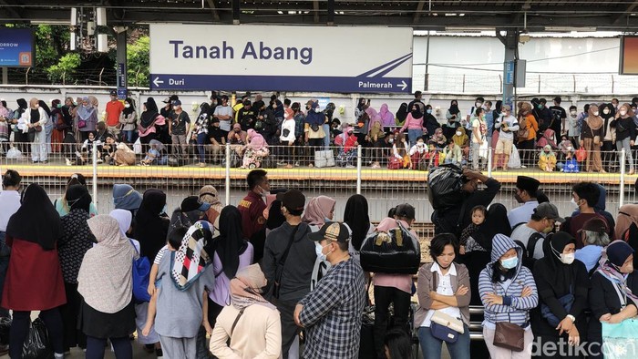 Penumpang kereta memadati Stasiun Tanah Abang, Jakarta, Sabtu (23/4/2022) sore. Padatnya penunpang diduga imbas dari banyaknya pengunjung Pasar Tanah Abang.