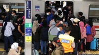 Penumpang yang turun untuk melakukan transit juga banyak.