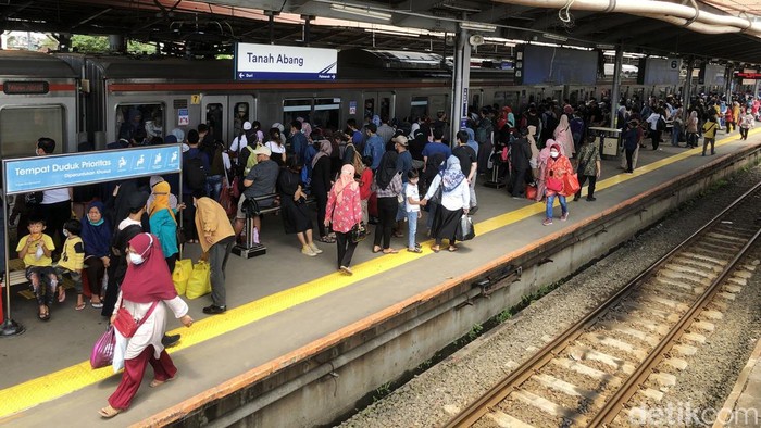 Penampakan Ramainya Stasiun Tanah Abang Penumpang kereta memadati Stasiun Tanah Abang, Jakarta, Sabtu (23/4/2022) sore. Padatnya penunpang diduga imbas dari banyaknya pengunjung Pasar Tanah Abang.