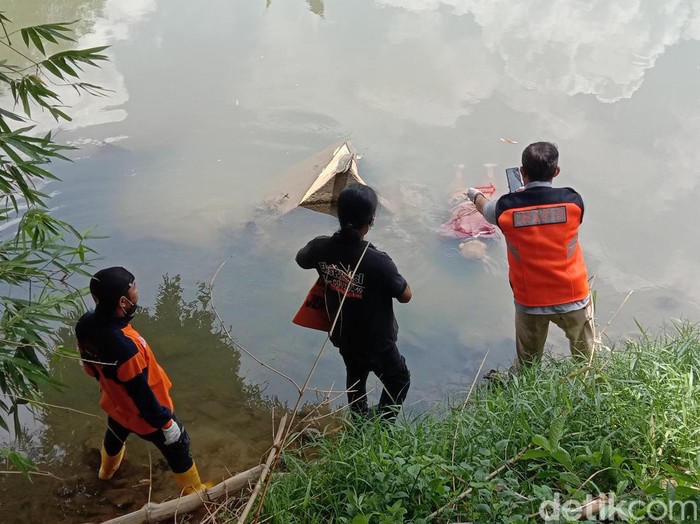 Proses evakuasi mayat pria di Sungai Gelis