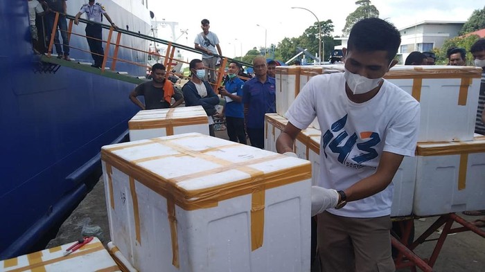 Petugas menggagalkan penyelundupan daging babi di Parepare