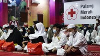 Anak yatim hingga lansia menerima santunan dan sembako di Gedung PMI DKI Jakarta, Jumat (22/4/2022) malam.