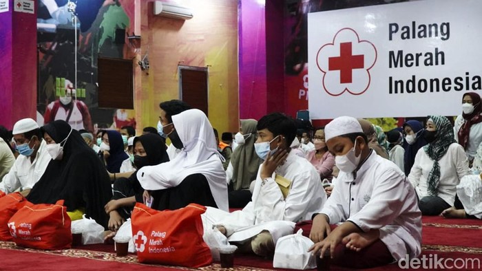 PMI DKI Bagikan Santunan dan Sembako Palang Merah Indonesia (PMI) Provinsi DKI Jakarta memberikan santunan dan bantuan paket sembako kepada 373 orang yang terdiri dari unsur anak yatim piatu, lansia dan pegawai purna bakti PMI Provinsi DKI Jakarta.