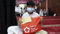 Santunan diberikan kepada 373 orang yang terdiri dari unsur anak yatim piatu, lansia, dan pegawai purna bakti PMI Provinsi DKI Jakarta.