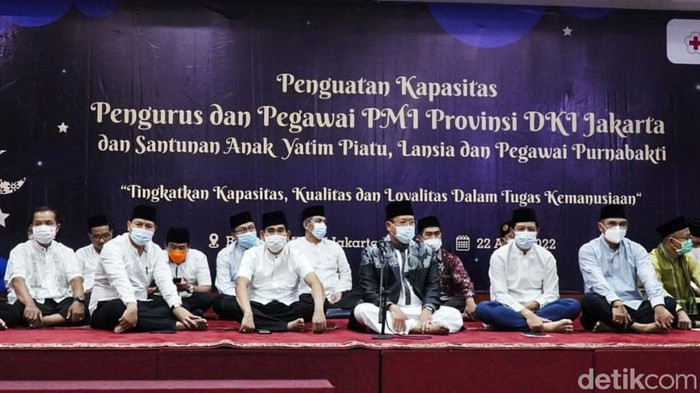Palang Merah Indonesia (PMI) Provinsi DKI Jakarta memberikan santunan dan bantuan paket sembako kepada 373 orang yang terdiri dari unsur anak yatim piatu, lansia dan pegawai purna bakti PMI Provinsi DKI Jakarta.