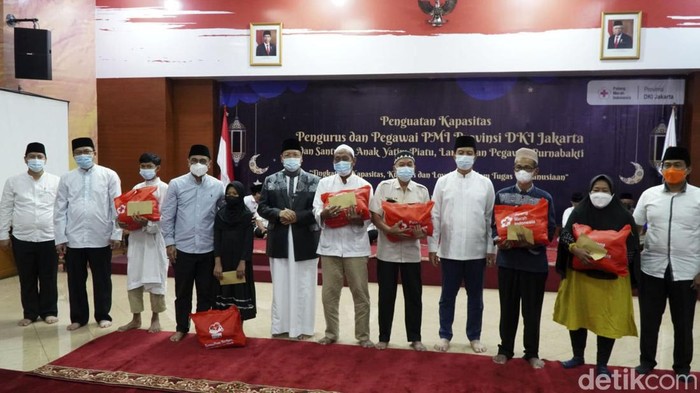 PMI DKI Bagikan Santunan dan Sembako Palang Merah Indonesia (PMI) Provinsi DKI Jakarta memberikan santunan dan bantuan paket sembako kepada 373 orang yang terdiri dari unsur anak yatim piatu, lansia dan pegawai purna bakti PMI Provinsi DKI Jakarta.