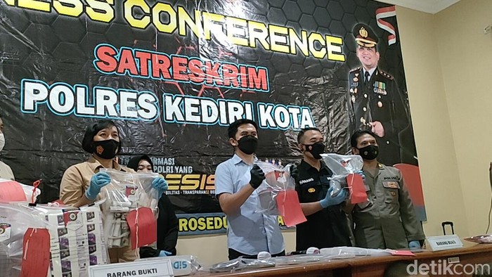 Polisi memamerkan barang bukti pemalsuan serum rambut