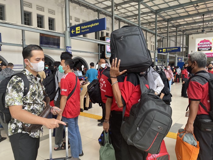 Porter di Stasiun Senen (Annisa-detikcom)